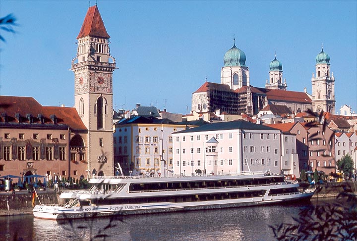 Rathausplatz mit Rathaus, Hotel Wilder Mann und Dom