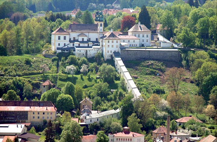 Kloster Maria Hilf hoch über dem Innufer