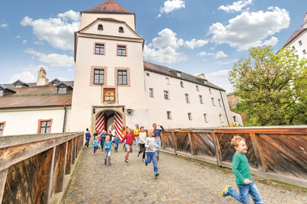 Kinder vor dem Burgtor Foto Manfred Rauscher